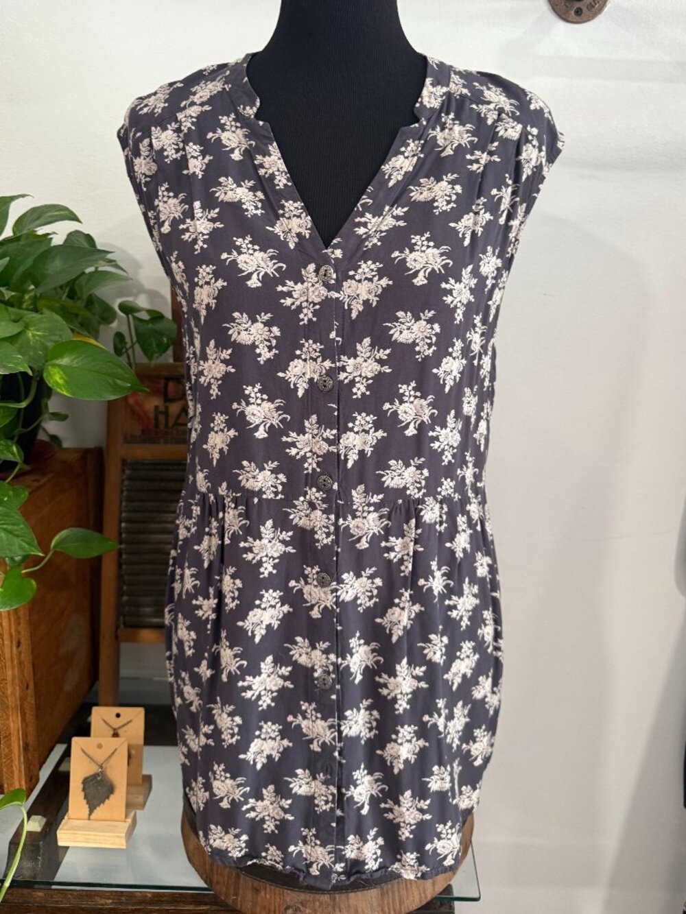 FUN 2 FUN (MOD CLOTH) Short Sleeve Grey/Off White Floral V-Neck Top (MD)